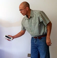 Rodrigo Arteaga realizando una medición con un instrumento portátil
