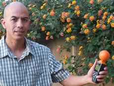 Rodrigo Arteaga con un medidor de campos electromagnéticos